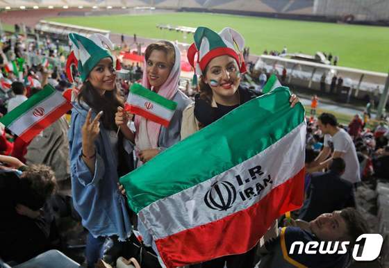 이란을 응원하는 여성 팬들의 모습 © AFP=뉴스1