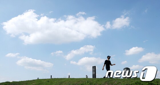 26일 오후 울산 중구 병영성에서 산책하는 시민 위로 파란 하늘이 펼쳐져 있다. 2022.8.26/뉴스1 © News1 윤일지 기자