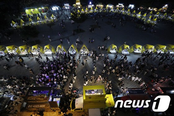 서울 반포한강공원에서 지난 8월26일 열린 '한강달빛야시장'이 시민들로 붐비고 있다. /뉴스1 © News1 박세연 기자