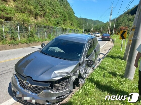 27일 오후 2시31분쯤 경북 봉화 춘양면의 한 2차선 도로에서 SUV 차량과 승용차가 충돌해 7명이 다쳤다. (경북소방본부 제공) 2022.8.27/뉴스1