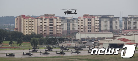 경기 평택시 팽성읍 주한미군 캠프 험프리스에서 헬기가 비행을 하고 있다.  2022.8.29/뉴스1 © News1 박지혜 기자