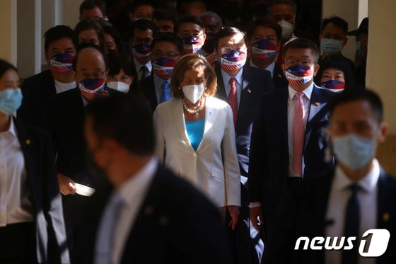 낸시 펠로시 미국 하원의장이 3일(현지시간) 중국의 격렬한 반발 속 방문한 대만의 타이베이 의회에 도착을 하고 있다. © 로이터=뉴스1 © News1 우동명 기자