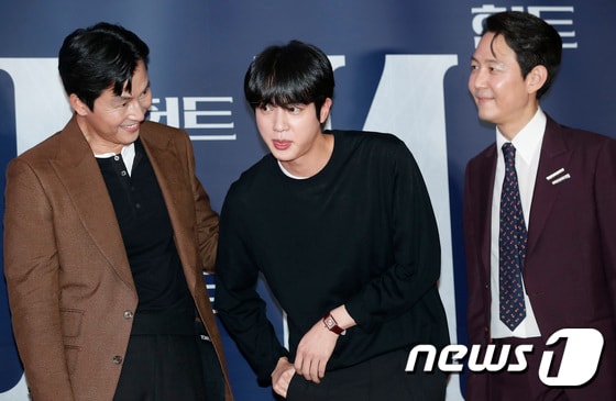 방탄소년단(BTS) 진(가운데)이 2일 오후 서울 강남구 메가박스 코엑스점에서 열린 영화 '헌트(HUNT)' VIP 시사회에서 주머니에서 뭔가를 꺼내고 있다.  © News1 권현진 기자