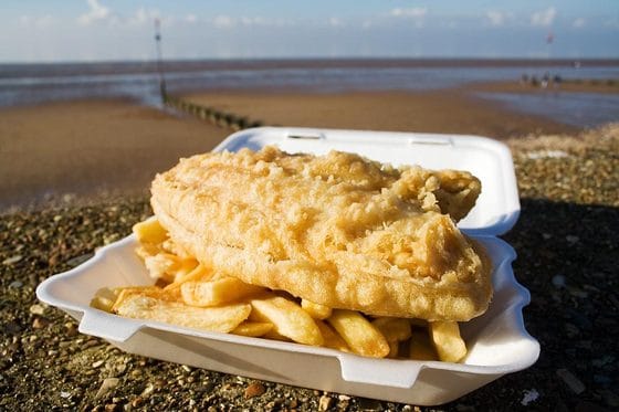 피시앤칩스는 영국과 영연방 국가의 해변가 식당에서 가장 흔한 음식이다 / 사진출처=위키피디아