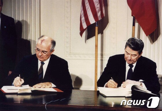 1987년 12월 미하일 고르바초르 소련 대통령(왼쪽)과 로널드 레이건 미국 대통령이 중거리 핵미사일 감축 협정에 서명하고 있다. © 로이터=뉴스1 © News1 박형기 기자