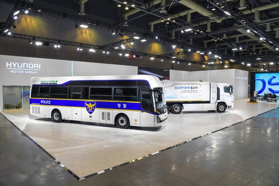 ‘H2 MEET 2022’ 현대차그룹관에 전시된 수소전기버스 경찰버스와 수소전기트럭 청소차(현대차그룹 제공)