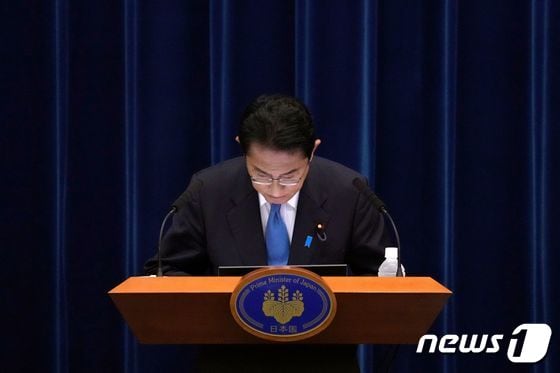 기시다 후미오 일본 총리가 지난달 31일 회견에서 일부 각료들과 옛 통일교의 유착 논란에 대해 사과하고 있다. © AFP=뉴스1