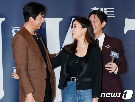 배우 고소영(가운데)와 정우성(왼쪽)이 2일 오후 서울 강남구 메가박스 코엑스점에서 열린 영화 '헌트(HUNT)' VIP 시사회에서 인사를 나누고 있다. © News1 권현진 기자