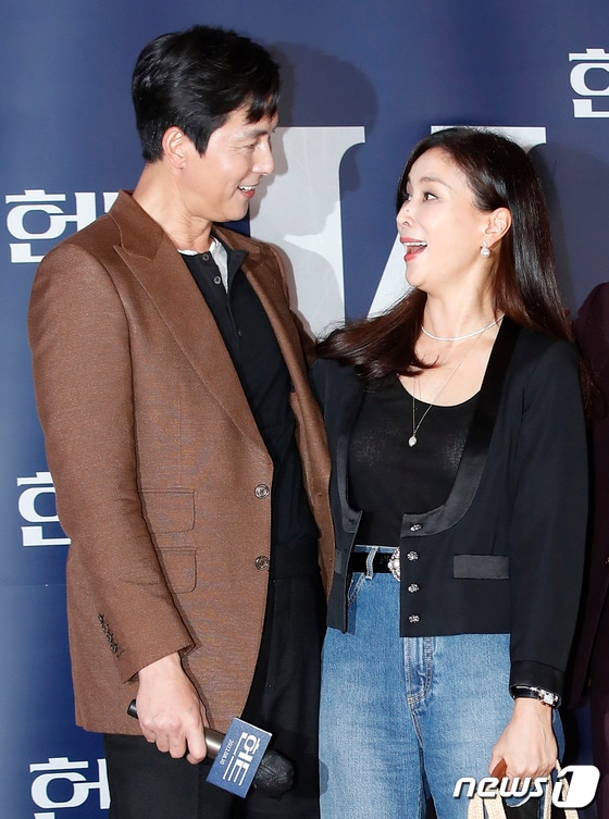 배우 고소영(오른쪽)이 2일 오후 서울 강남구 메가박스 코엑스점에서 열린 영화 '헌트(HUNT)' VIP 시사회에서 정우성과 인사를 나누고 있다. © News1 권현진 기자