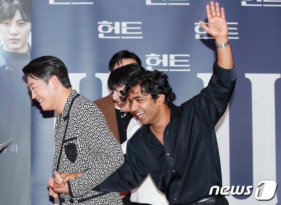 위하준과 아누팜 트리파티(오른쪽)가 2일 오후 서울 강남구 메가박스 코엑스점에서 열린 영화 '헌트(HUNT)' VIP 시사회에 허성태의 손을 잡고 들어서고 있다. © News1 권현진 기자