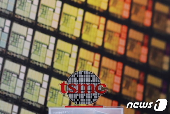 세계 최대 반도체칩 파운드리 업체인 대만의 TSMC 로고. © 로이터=뉴스1 © News1 최서윤 기자
