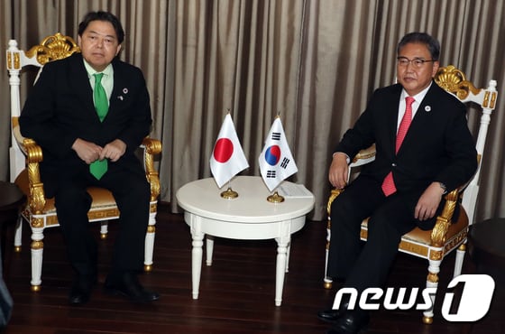 박진 외교부 장관(오른쪽)과 하야시 요시마사 일본 외무상./뉴스1 © News1 김명섭 기자