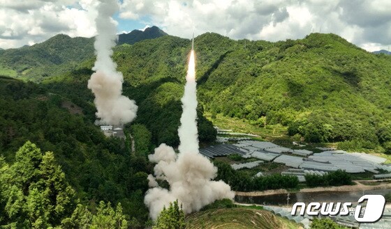4일(현지시간) 중국인민해방군 동부전구 사령부 미사일군이 대만 동부 연안의 해역을 향해 재래식 미사일 실험을 모처에서 하고 있다. © 로이터=뉴스1 © News1 박기현 기자