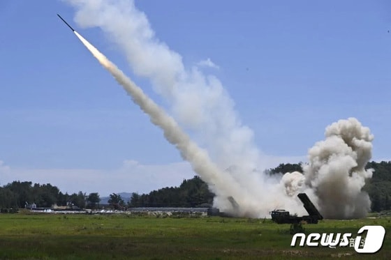 지난달 4일(현지시간) 중국 인민해방군 동부전구 사령부 지상군이 대만해협으로 장거리 미사일을 발사하고 있다. © 로이터=뉴스1 © News1 박기현 기자