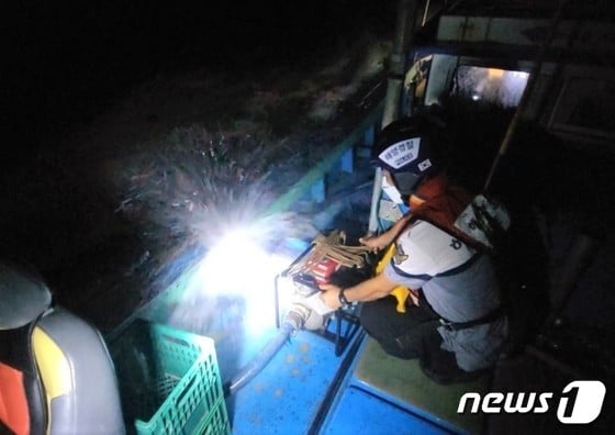 4일 오후 7시33분쯤 전남 신안군 송공항 인근 해상에서 연안복합 어선 A호가 침수돼 목포해경이 구조 작업을 벌이고 있다.(목포해양경찰서 제공)2022.8.5/뉴스1