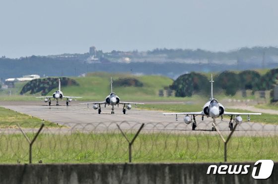 5일(현지시간) 대만 신주에 있는 신주 공군기지의 격납고 앞 활주로에서 프랑스제 미라주2000 전투기 3대가 천천히 달리고 있다. © AFP=뉴스1 © News1 박기현 기자