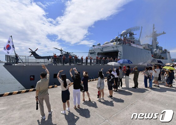 5일 오전 부산 남구 해군 작전사령부에서 열린 청해부대 38진 강감찬함 환송행사에서 장병들이 가족들과 인사를 하고 있다.© 뉴스1
