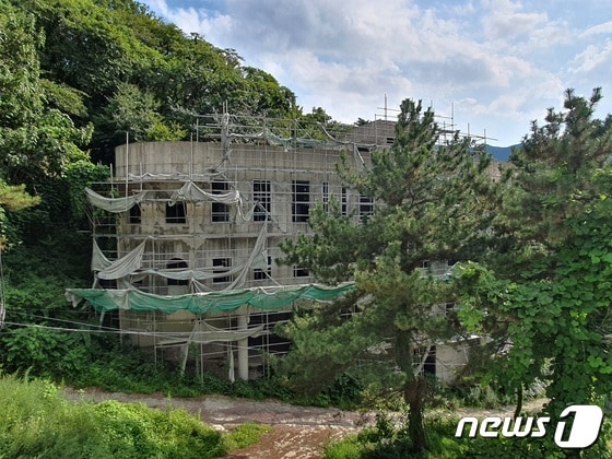 부산 북구 만덕동 오리마을에 10년 이상 방치된 폐건물의 모습.2022.8.4/© 뉴스1 노경민 기자
