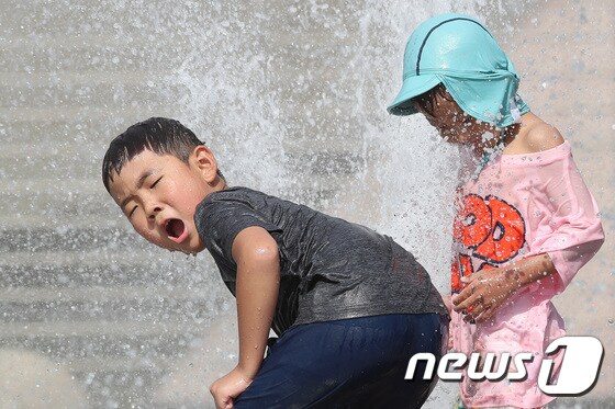 찜통더위가 전국을 강타한 5일 오후 대구 동구 율하체육공원 바닥분수에서 어린이들이 물놀이로 무더위를 식히고 있다.2022.8.5/뉴스1 © News1 공정식 기자