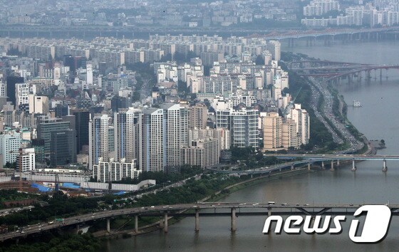 한강변 아파트 단지 모습. (자료사진) 2022.8.7/뉴스1