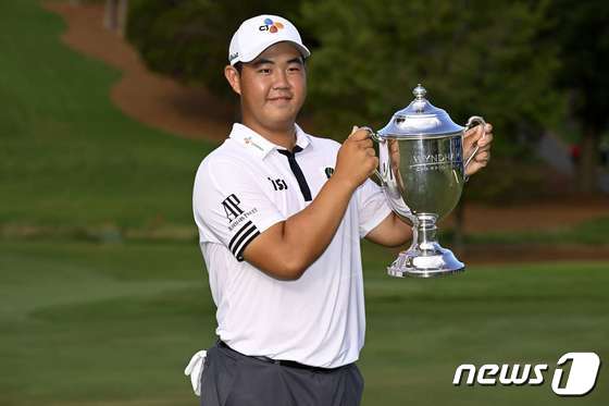 김주형(20·CJ대한통운)이 8일(한국시간) 열린 PGA투어 윈덤 챔피언십에서 우승한 뒤 트로피를 들어보이고 있다. © AFP=뉴스1