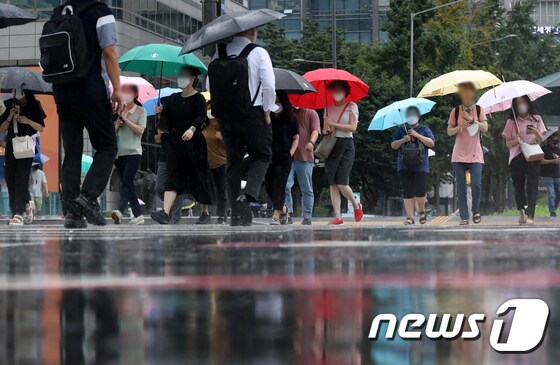 수도권을 포함한 전국 대부분 지역에 비소식이 예보된 8일 오전 서울 종로구 광화문 네거리에서 시민들이 출근길 발걸음을 재촉하고 있다. 2022.8.8/뉴스1 © News1 민경석 기자