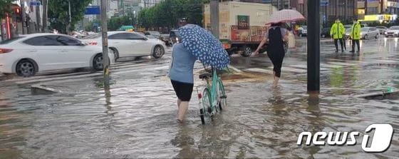 8일 오후 5시께 경기 부천시 내동 집중호우로 도로가 물에 잠겨있다. (독자제공)2022.8.8/뉴스1 © News1 박아론 기자