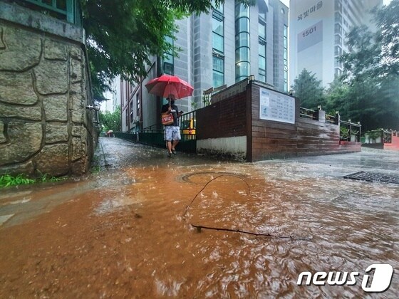 8일 오후 경기 고양 덕양구의 한 인도에 토사와 함께 밀려온 빗물이 웅덩이를 만들었다. 2022.8.8/뉴스1 © News1 황덕현 기자