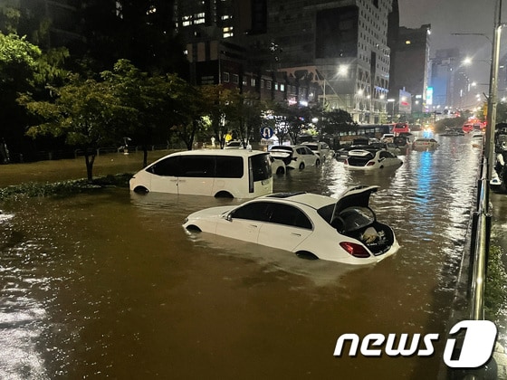 8일 서울 강남역 사거리 교대 방향 도로가 침수돼 있다. 2022.8.8/뉴스1 © News1 송원영 기자