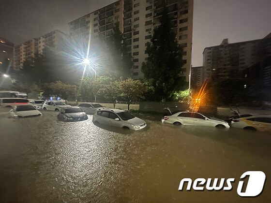 지난 8일 서울 서초구 진흥아파트 인근 도로가 침수돼 차량이 물에 잠겨 있다. © News1 송원영 기자