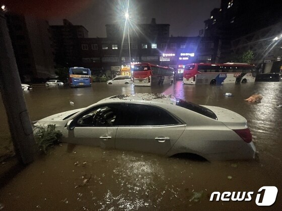 8일 서울 서초구 진흥아파트 인근 도로가 침수돼 자동차가 물에 잠겨 있다. 2022.8.8/뉴스1 © News1 송원영 기자