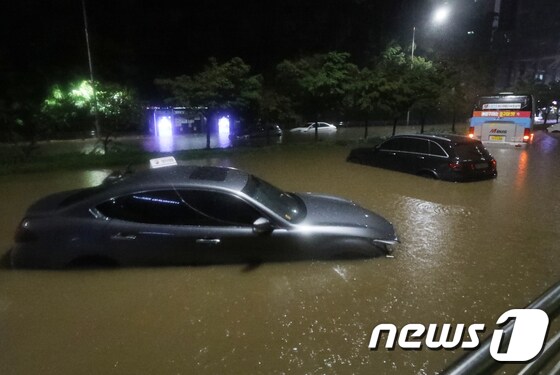 8일 서울 서초구 진흥아파트 인근 도로가 침수돼 차량이 물에 잠겨 있다. 2022.8.8/뉴스1 © News1 송원영 기자
