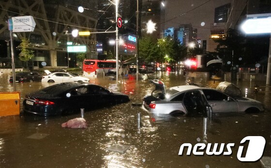 8일 밤 서울 서초구 진흥아파트 인근 도로가 침수돼 차량이 물에 잠겨 있다. © News1 송원영 기자