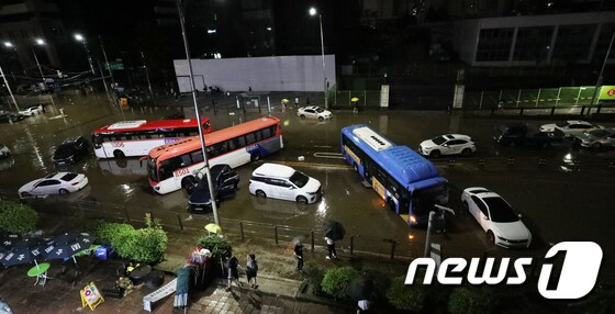 8일 서울 서초구 진흥아파트 인근 도로가 침수돼 차량이 물에 잠겨 있다. 2022.8.8/뉴스1 © News1 송원영 기자