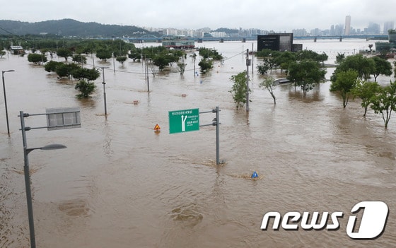 서울을 비롯한 중부지역에 기록적인 폭우가 내린 9일 오전 서울 반포한강공원이 물에 잠겨있다. 2022.8.9/뉴스1 © News1 박세연 기자