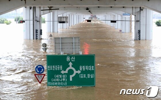 9일 오전 서울 잠수교가 밤 사이 내린 폭우로 물에 잠겨 있다. 2022.8.9/뉴스1 © News1 구윤성 기자
