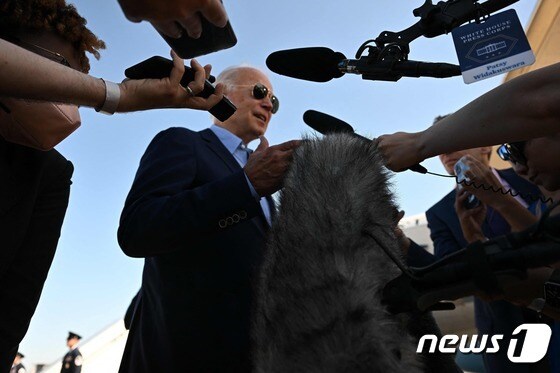 조 바이든 미국 대통령이 8일(현지시간) 켄터키주 홍수 피해 지역을 방문하기 위해 델러웨어주 도버 공군 기지를 출발 하기 전에 취재진을 만나고 있다. © AFP=뉴스1 © News1 우동명 기자
