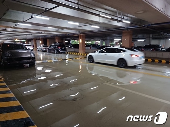 9일 오전 서울 서초구 반포동의 한 아파트 지하 주차장에 빗물이 고여있다. 22.08.09/뉴스1 © 뉴스1 임세원 기자