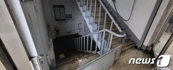 9일 오전 서울 서초구 진흥아파트 상가 지하1층으로 내려가는 계단이 물에 잠겼다. 22.08.09/뉴스1 © 뉴스1 이비슬 기자