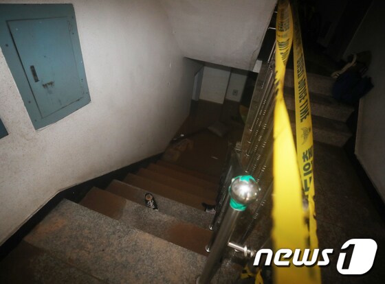 9일 간밤의 폭우로 일가족 3명이 사망한 서울 관악구 신림동의 다세대 주택 반지하층이 여전히 물에 잠겨 있다. (대통령실사진기자단) 2022.8.9/뉴스1 © News1 오대일 기자