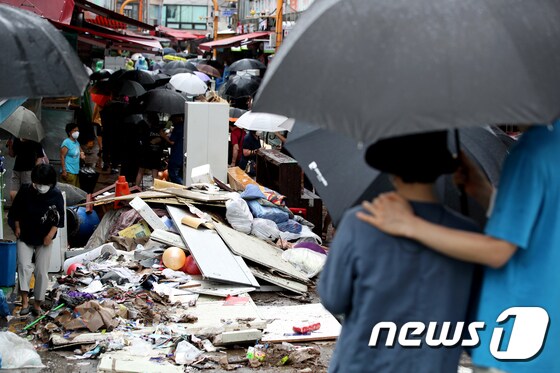 9일 서울 동작구 남성사계시장에 폭우 피해를 입은 상인들이 복구 작업을 하며 생긴 쓰레기들이 쌓여 있다. 2022.8.9/뉴스1