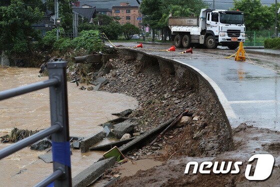 중부지방에 기록적인 폭우가 이어진 9일 오후 경기 광주시 퇴촌면 우산천변 도로 일부가 무너져 내려 있다. 2022.8.9/뉴스1 © News1 구윤성 기자