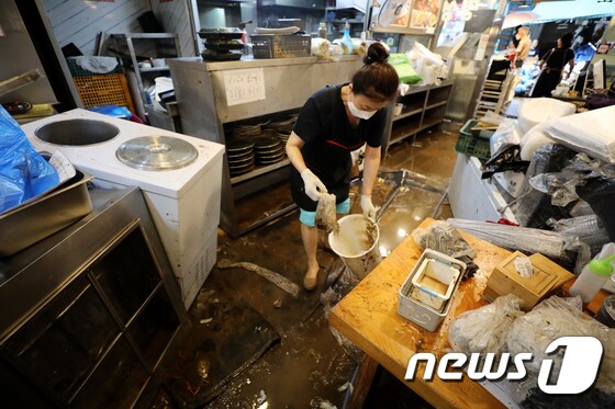 9일 서울 동작구 남성사계시장에서 폭우로 피해를 입은 상인들이 복구 작업을 하고 있다. 2022.8.9/뉴스1 © News1 이광호 기자