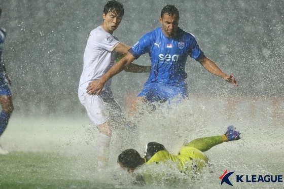 폭우 속에 열린 올해 ACL 경기의 모습 (한국프로축구연맹 제공) © 뉴스1