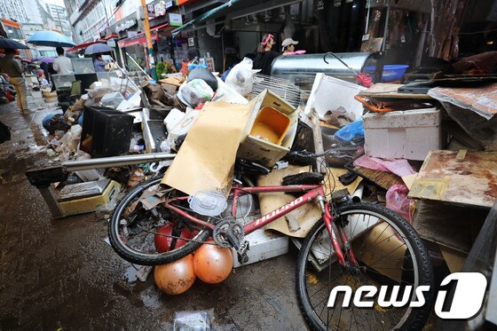 9일 서울 동작구 남성사계시장에 폭우로 피해를 입은 상인들이 복구 작업을 하며 생긴 폐기물이 쌓여 있다. 2022.8.9/뉴스1 © News1 이광호 기자