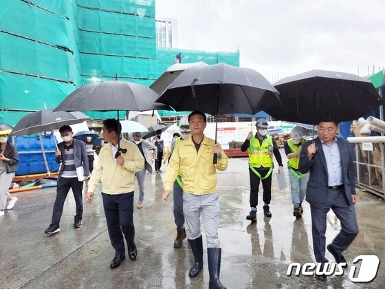 이승로 성북구청장이 9일 호우 피해 대응을 위한 현장 점검을 진행하고 있다.(성북구청 제공)© 뉴스1