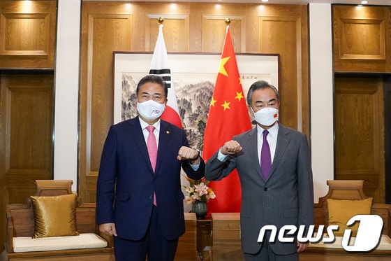 박진 외교부 장관(왼쪽)과 왕이 중국 외교부장. (외교부 제공) 2022.8.9/뉴스1 © News1 임세영 기자