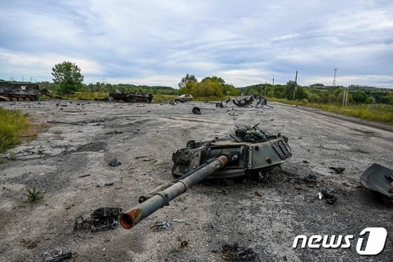10일(현지시간) 우크라이나 하르키우에서 파괴된 러시아 군 탱크의 잔해가 보인다. © AFP=뉴스1 © News1 우동명 기자