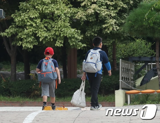 서울 한 초등학교에 등교하는 학생. 2022.9.13/뉴스1