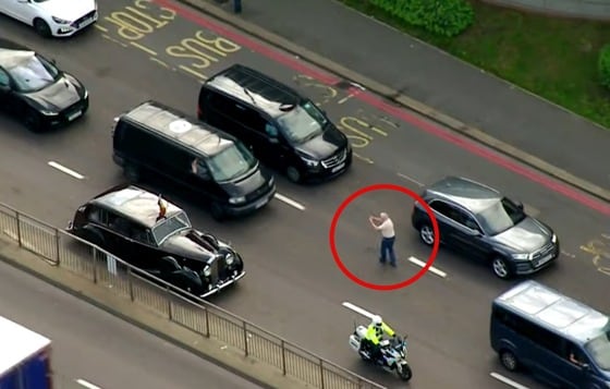 한 남성이 찰스 3세의 모습을 카메라에 담기 위해 도로에 난입했다. (유튜브 갈무리)